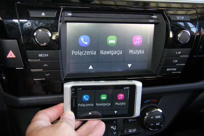 Tryb samochodowy w starej Nokii N8 z systemem Symbian