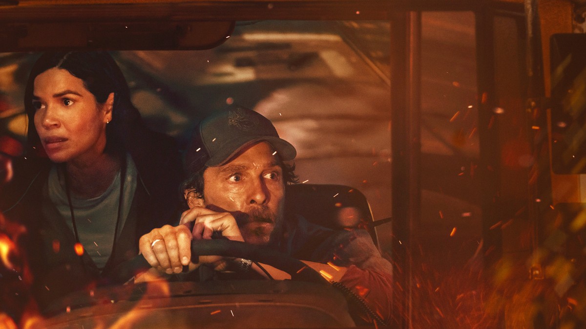 America Ferrera i Matthew McConaughey w filmie "Zaginiony autokar"