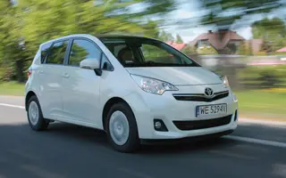 Toyota Verso S: mikrovan z makro wnętrzem