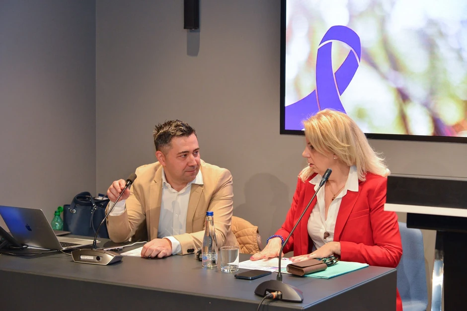 Pravovremeno upućivanje gastroenterologu, adekvatna dijagnostika i jasni terapijski ciljevi mogu promeniti tok bolesti i smanjiti rizik od komplikacija, hospitalizacija i operacija