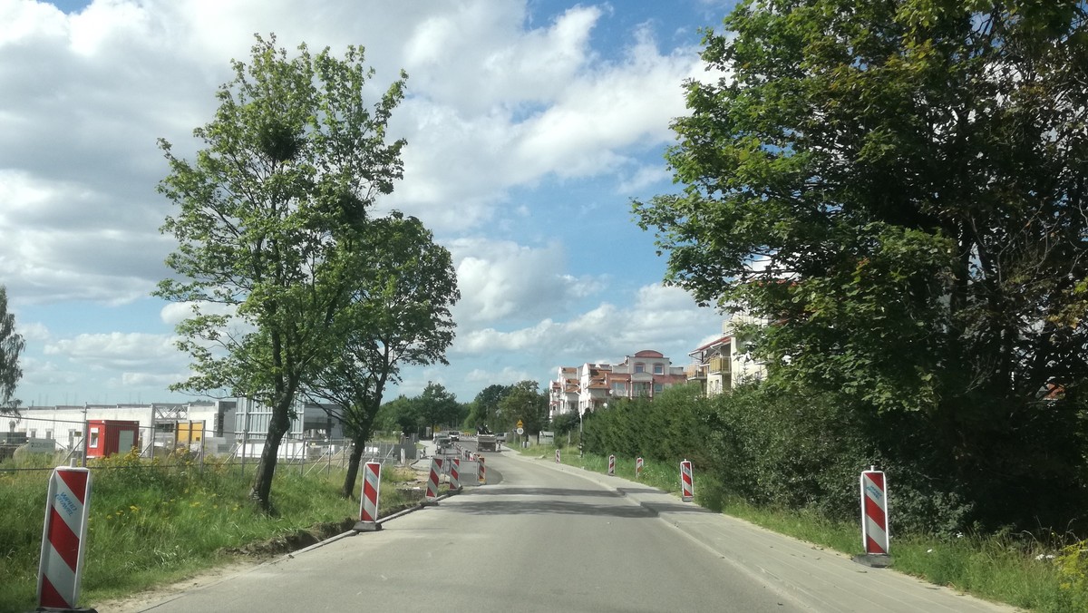 Na południu Gdańska i w rejonie sąsiednich gmin trwa kilka inwestycji drogowych, a już następne widać na horyzoncie. Zdaniem części mieszkańców, niektóre z przedsięwzięć nie są dobrze zaplanowane. Przykładem, który to obrazuje jest remont drogi wojewódzkiej nr 222, gdzie wykonawca na dzień przed rozpoczęciem prac wspólnie z mieszkańcami... zastanawiał się nad wytyczeniem objazdów dla ciężarówek.