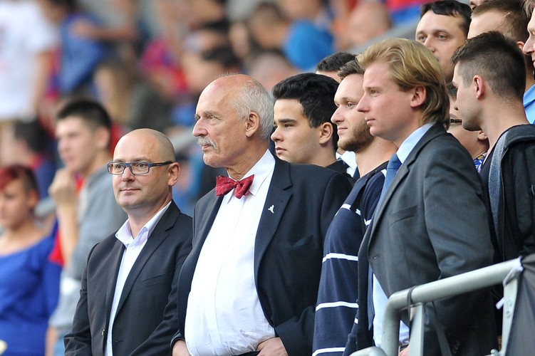 Kibic w muszce jest mniej awanturujący się. Korwin Mikke poszedł na mecz Piast - Legia