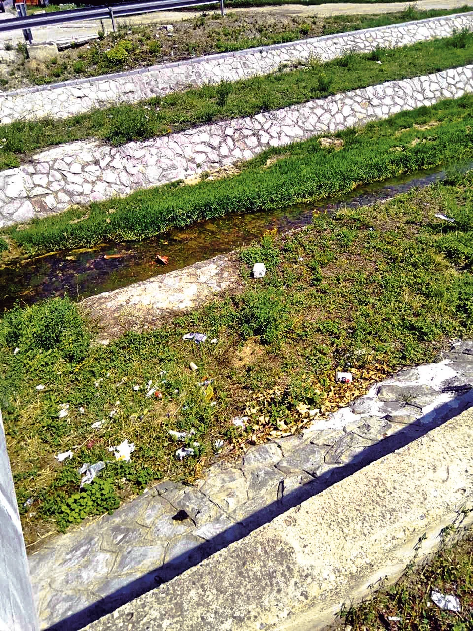 Građane koji šetaju kraj reke dočekuju ružni prizori razbacanog smeća