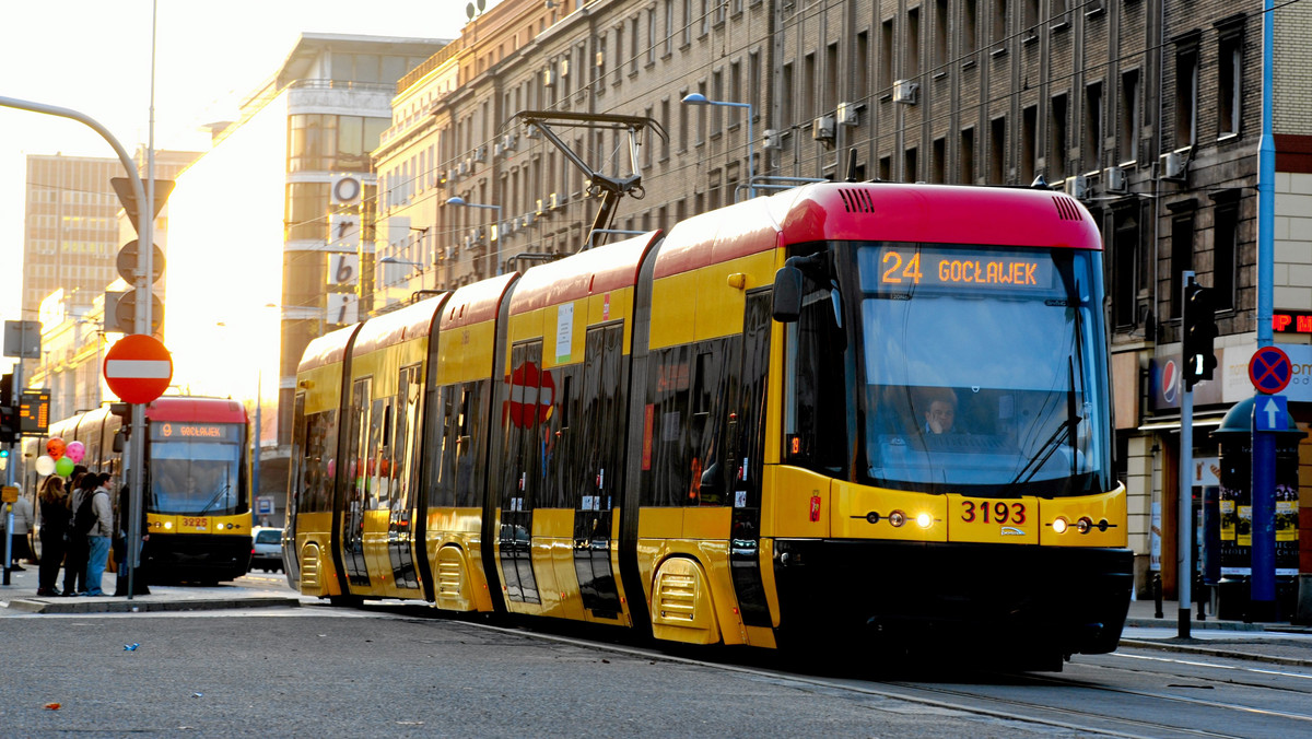 Będą miały ponad 30 metrów długości, klimatyzację, automaty biletowe, monitoring i pomieszczą ponad 200 pasażerów. Warszawa chce kupić pięć kolejnych tramwajów dwukierunkowych. Właśnie został ogłoszony przetarg w tej sprawie.