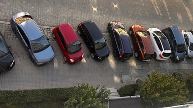 w 2026 r. musisz spojrzeć w dowód, zanim zaparkujesz na chodniku. rubryka f.2 to pułapka na kierowców parkowanie samochody osobowe zasady 2026 mandaty odleglosci piesi miejsca postojowe