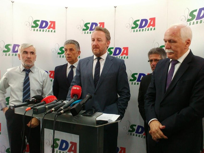 Izetbegovich na pres konferenciji u prostorijama SDA Sandzaka 