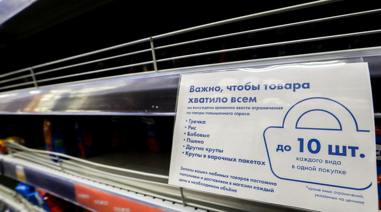 Mostanában megszokott látvány egy szentpétervári szupermarketben. Üres polc, illetve a felhívás, hogy egy termékből maximum 10 darab vásárolható / Fotó: DPA