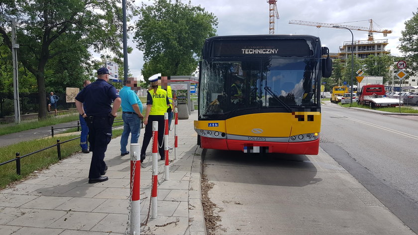 Wypadek autobusu w Warszawie. Kierowca wjechał w zaparkowane samochody