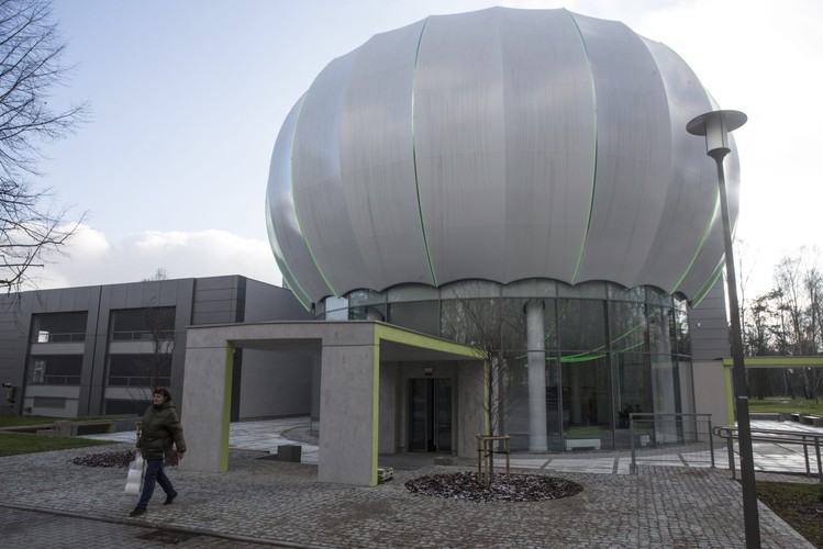 ARUZ, największe tego typu urządzenie na świecie, znajduje się w specjalnym budynku na terenie Technoparku w specjalnej kabinie ekranującej, tzw. klatce Faradaya. <br><br> (gm/mr) PAP/Grzegorz Michałowski
