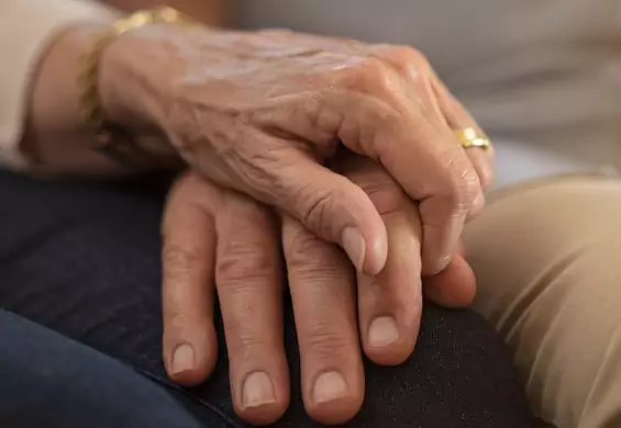 Wzruszający koniec związku pary, która była ze sobą 64 lata. Zmarli tego samego dnia, trzymając się za ręce