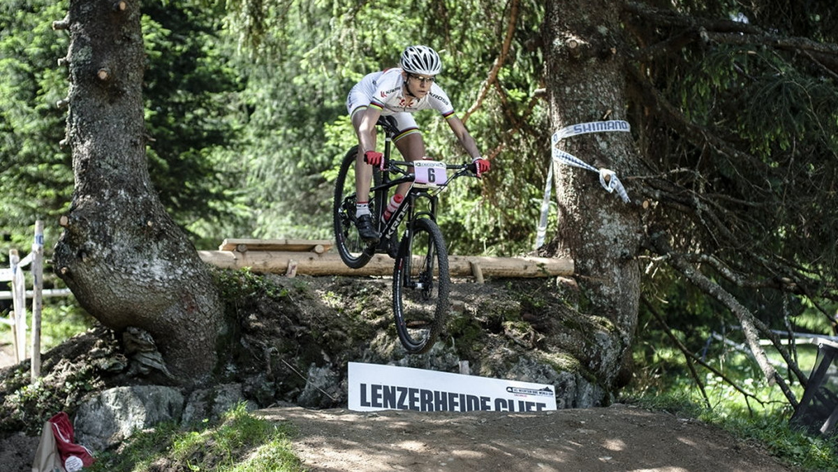 To był głośny i zaskakujący transfer w polskim kolarstwie MTB. W styczniu Maja Włoszczowska przeniosła się z holenderskiej grupy Liv Pro XC Team na krajowe podwórko do Kross Racing Team. W pierwszym sezonie srebrna medalistka igrzysk w Pekinie nie zrealizowała celu głównego, jakim był medal mistrzostw świata, ale i tak jest zadowolona z wyników. Za główny sukces uchodzi medal Igrzysk Europejskich w Baku.