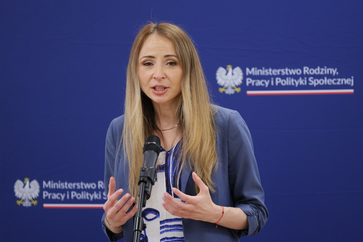 Warszawa, 24.05.2024. Minister rodziny, pracy i polityki społecznej Agnieszka Dziemianowicz-Bąk podczas spotkania ze stroną społeczną w Filii Bielańskiego Ośrodka Kultury przy ul. Estrady w Warszawie, 24 bm. Spotkanie dot. projektu ustawy, który wydłuża urlopy dla rodziców wcześniaków i dzieci hospitalizowanych po narodzinach. (jm) PAP/Paweł Supernak