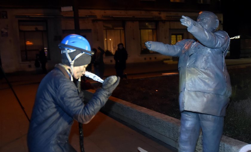 Demonstranci obalili pomnik Kaczyńskiego