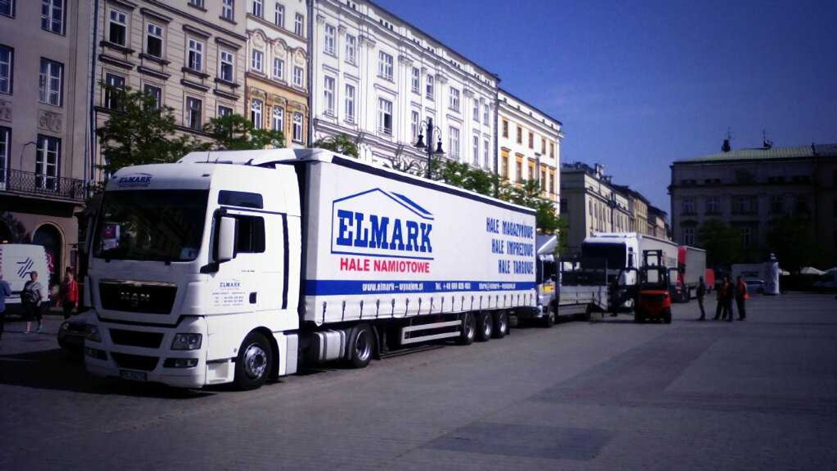 Trzy tiry wjechały na Rynek i zaparkowały w sąsiedztwie Sukiennic. Jednak nikt nie dopilnował tego, aby ciężkie pojazdy zaparkowały na specjalnych matach. Te mają chronić płynę Rynku przed zniszczeniem. O sprawie napisaliśmy wczoraj i poinformowaliśmy miejskich urzędników. Magistrat przyjrzał się sprawie i stwierdził, że doszło do złamania przepisów. Efekt? Kara finansowa.