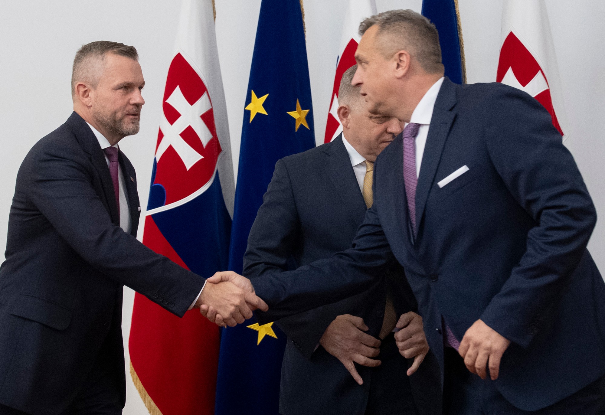 Predseda strany Hlas-SD Peter Pellegrini, predseda Smer-SD Robert Fico a predseda strany SNS Andrej Danko podpísali v Bratislave koaličnú dohodu.