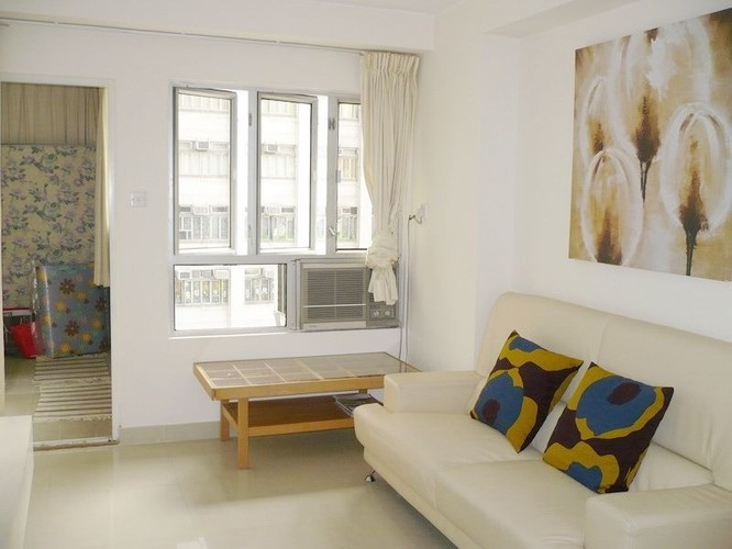 Kupić można też mieszkanie wycenione na 1,1 mld hongkońskich dolarów (równowartość aż 52 mln zł) położone w dzielnicy Happy Valley. Za tę bajońską sumę można otrzymać lokal o powierzchni zaledwie 97,7 m kw. z trzema sypialniami, dwiema łazienkami i niewielkim balkonem o(niespełna 3 m kw.). Standard lokalu można uznać za przeciętny, choć mieszkanie jest po remoncie. Dość powiedzieć, że nie jest to najdroższa nieruchomość w Hongkongu, a w Polsce trudno znaleźć rezydencję z ceną choć zbliżoną do wyceny tego hongkońskiego mieszkania.
<br><br>
(fot. www.squarefoot.com)