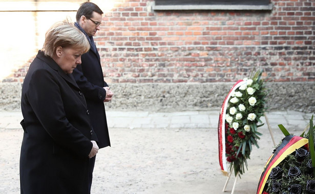 Kanclerz Niemiec Angela Merkel oraz premier Mateusz Morawiecki składają kwiaty przy Ścianie Straceń na terenie byłego niemieckiego nazistowskiego obozu zagłady Auschwitz