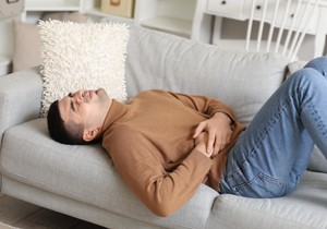 Ključni simptoma upale slepog creva je jak bol u donjem desnom delu stomaka