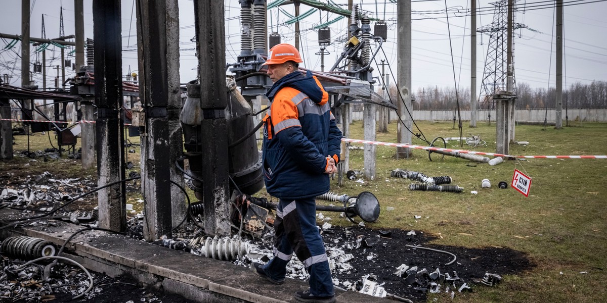 Stacja energetyczna zniszczona po rosyjskim ataku rakietowym w centralnej Ukrainie. 10 listopada 2022 r.