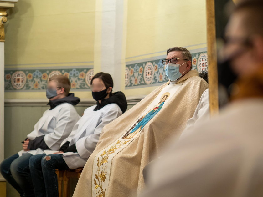 Ksiądz, który groził bronią protestującym, złożył rezygnację