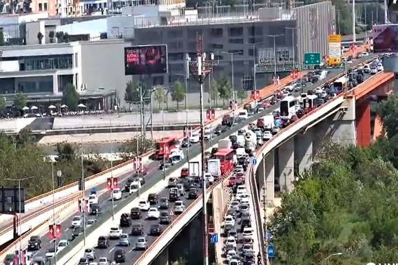 (FOTO) OGROMNE GUŽVE NA IZLAZU IZ BEOGRADA Saobraćajni haos, vozila mile, kilometarske kolone pred Prvi maj