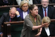 Krystyna Pawłowicz macha ręką w sejmie