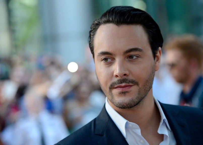 Jack Huston jest wnukiem słynnego reżysera i aktora Johna Hustona oraz bratankiem Anjeliki Huston. Można było go zobaczyć m.in. w serialu "Zakazane imperium" (zagrał Richarda Harrowa, okaleczonego weterana pierwszej wojny światowej, a przy okazji wyśmienitego snajpera i przyjaciela Jimmy'ego Darmody'ego), a teraz jest jedną z gwiazd głośnego "Kill Your Darlings"