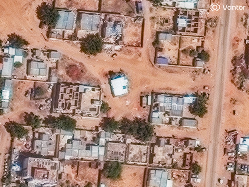 Navodna masovna grobnica iskopana kod džamije u Al Faširu na satelitskim snimcima od 1. novembra