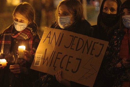 01.11.2021 Gdańsk , ul. Targ Drzewny . Ani jednej więcej ! Ogólnopolski protest przeciw zakazowi aborcji , w wyniku którego zginęła pierwsza Polka .fot. Bartosz Bańka / Agencja Wyborcza.pl