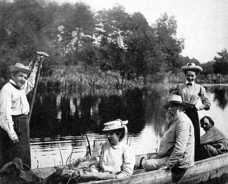 Podróż łódką po Polesiu. Od lewej: Maria Rodziewicz, Jadwiga Chełmońska, Józef Chełmoński i Jadwiga Skirmunttówna