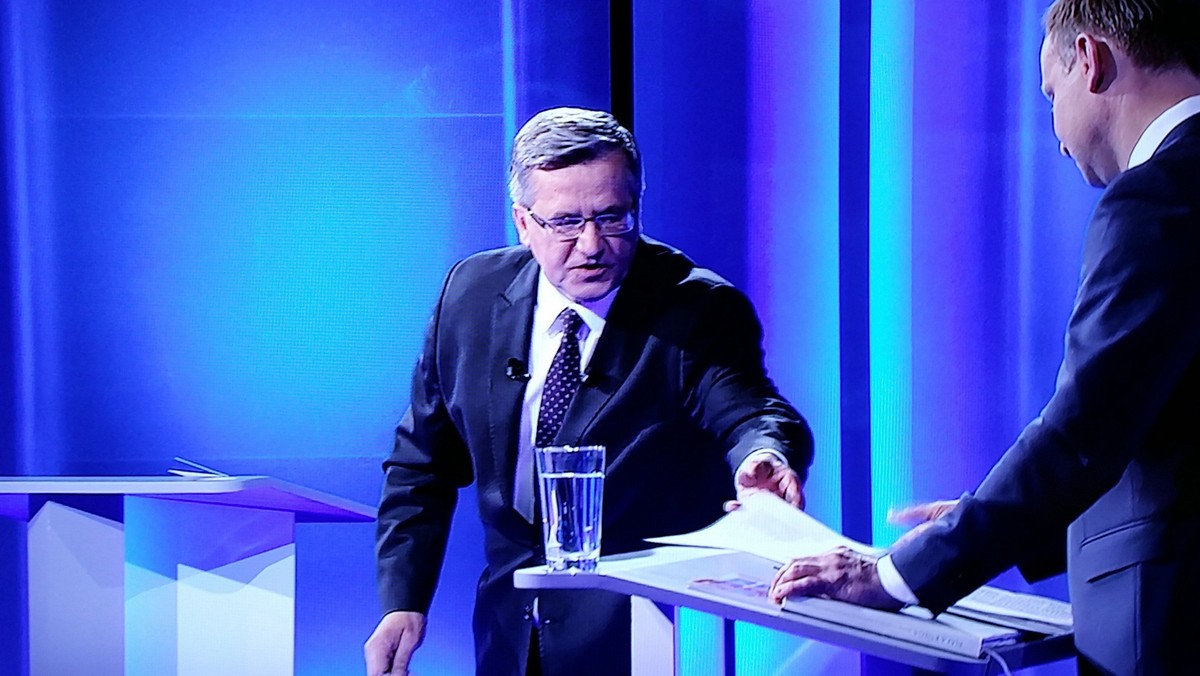 Na niedzielną debatę Duda - Komorowski, czekałem z nieukrywaną ekscytacją. Miało być starcie dobra ze złem, świeżości z doświadczeniem, swady z żenadą. Spodziewałem się wyciągnięcia najcięższych dział, asów z rękawa i autentycznego sporu, o rzeczy dla Polski najważniejsze. Tymczasem poczułem się tak, jakbym siedział przez telewizorem do czwartej nad ranem i zamiast Mayweather–Pacquiao, dostał za karę Najman - Saleta. Nie ta skala upokorzenia, ale podobny "poziom" widowiska. To debata zmarnowanych szans i choć Komorowski wizerunkowo ją o włos wygrał, zmienia to niewiele.