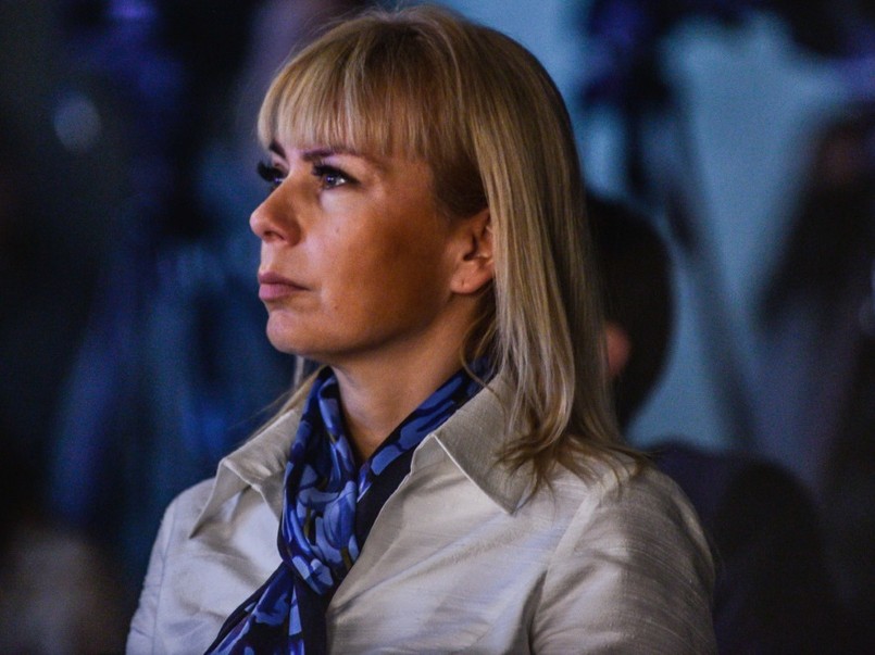 Przy okazji dało się zauważyć, że była pani "superminister" postanowiła nieco poprawić swoją urodę... Uwagę zwracały jej bardzo gęste i długie rzęsy.... Nie trzeba być specjalistą, żeby domyślić się, że ich wygląd jest efektem zabiegu zagęszczania i uzupełniania - bardzo teraz popularnych m.in. wśród gwiazd...