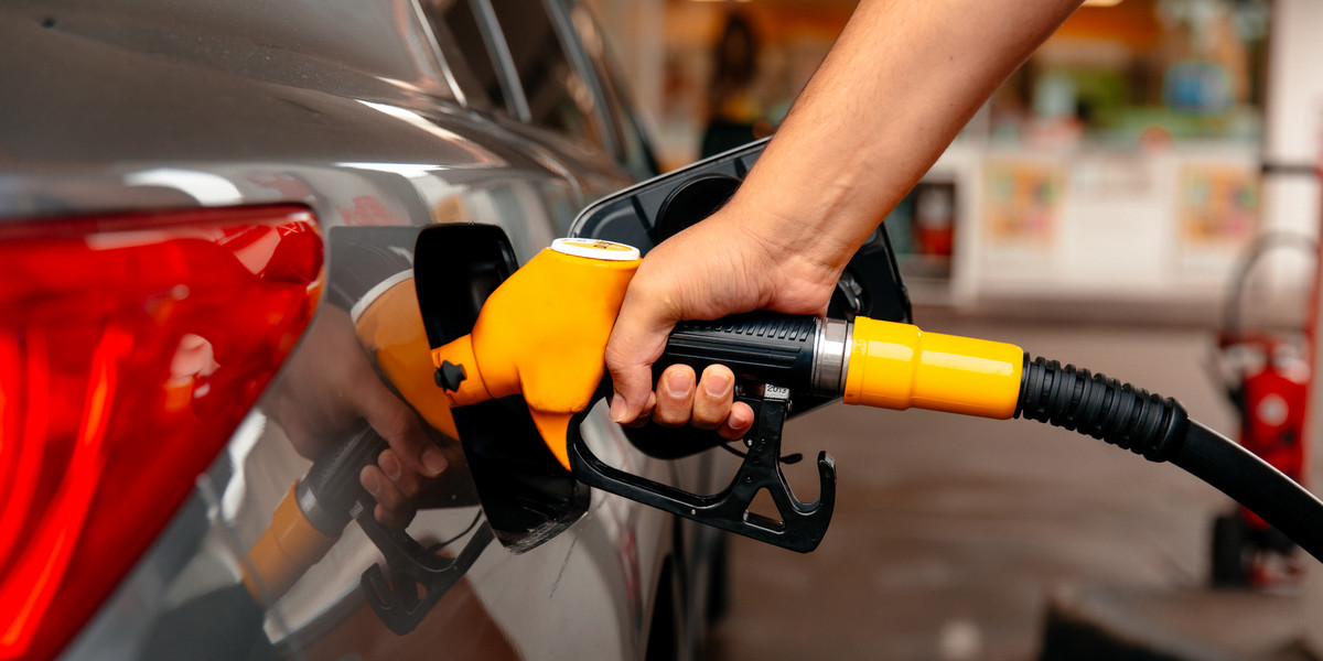 Ceny paliw. Wraz z nowym rokiem kończy się obniżka VAT na paliwa. Wzrosną też akcyza i opłata paliwowa.