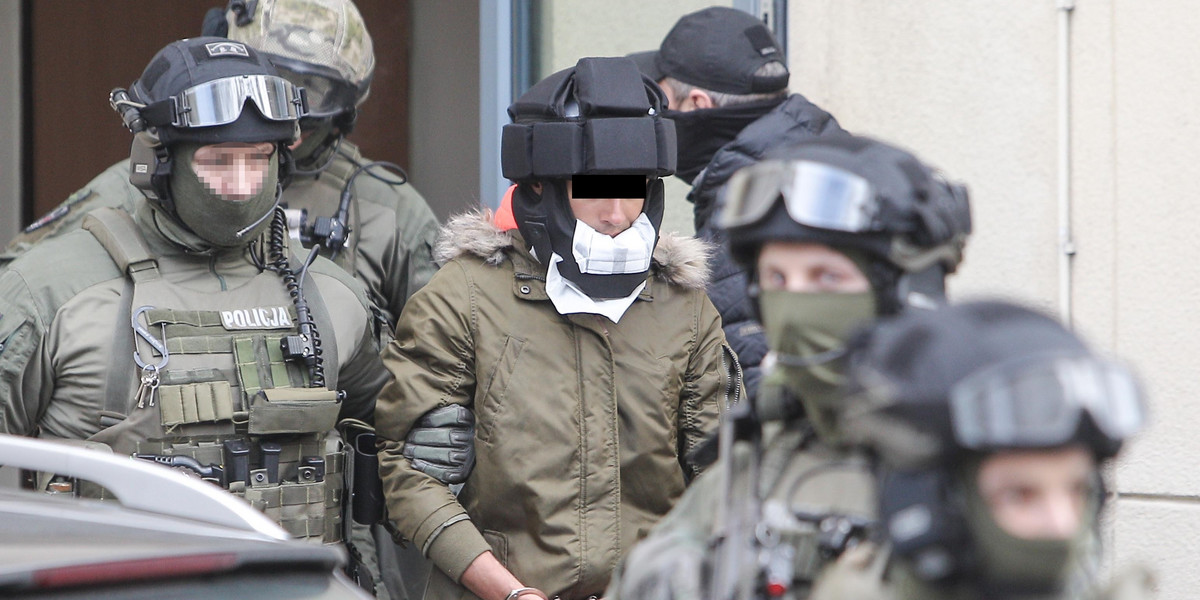 Kajetan P. w kasku ochronnym jedzie na przesłuchanie do prokuratury