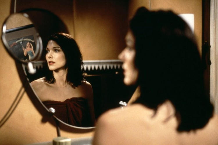 <strong>1. Mulholland Drive (David Lynch, 2001)</strong>
<br><br>
Kobieta, znana jako później Rita, wraz z dwoma podejrzanymi mężczyznami ulega wypadkowi na Mulholland Drive w Hollywood. Obaj mężczyźni giną, a Rita ucieka z miejscu wypadku. Nic nie pamięta. Doczłapuje do najbliższego osiedla i chowa się w krzakach. W międzyczasie, w restauracji rozmawia dwóch mężczyzn: Herb i Dan. Dan opowiada, że miał senny koszmar, który rozgrywał sie w tej restauracji. Gdy jego straszny sen zaczyna stawać się jawą, obaj mężczyźni w popłochu odchodzą. Dan dostaje ataku serca. Początkująca aktorka Beth przybywa do Los Angeles i idzie na osiedle, gdzie mieszka jej ciotka Ruth.
<br><br>
Film przedstawia opowieść o dwóch kobietach wplątanych w kryminalną zagadkę i uwikłanych w miłosny trójkąt. Cała historia opowiedziana jest w typowym dla Lyncha stylu, jaki pamiętamy choćby z 