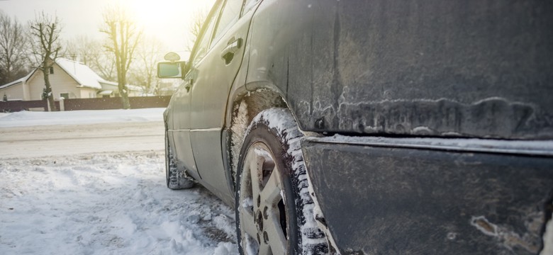 Sól na drodze zniszczy samochód w zimie? Tak zabezpieczysz auto przed korozją