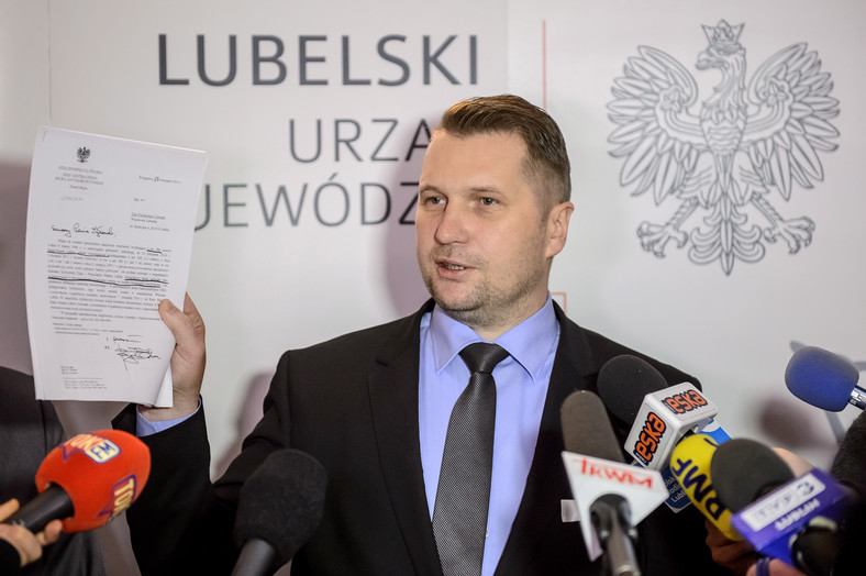 Wojewoda lubelski, profesor Przemysław Czarnek podczas oświadczenia dla mediów. Zdjęcie z 2016 r.