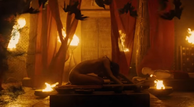 Sofia Boutella teljesen ruhátlan a múmia szerepében / Fotó: YouTube