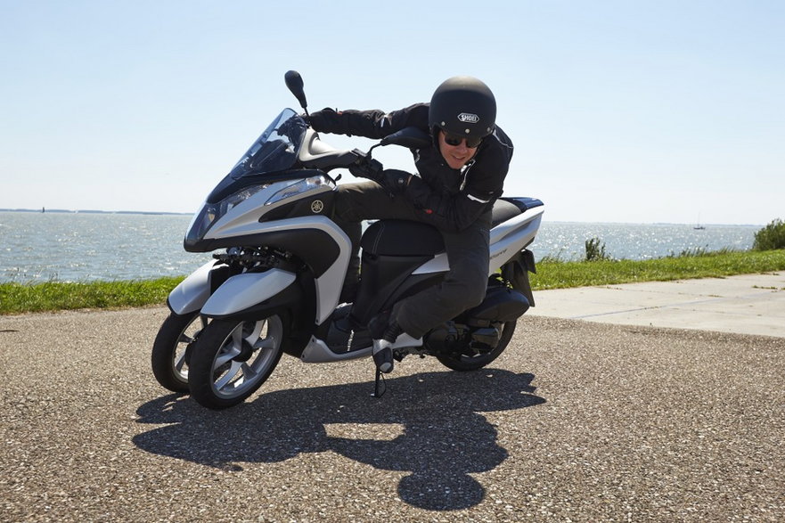 W przypadku motocykli i skuterów trójkołowych przepisy są wyjątkowo łagodne – tu na kategorię B nie obowiązuje ani limit pojemności, ani ograniczenie maksymalnej mocy. 