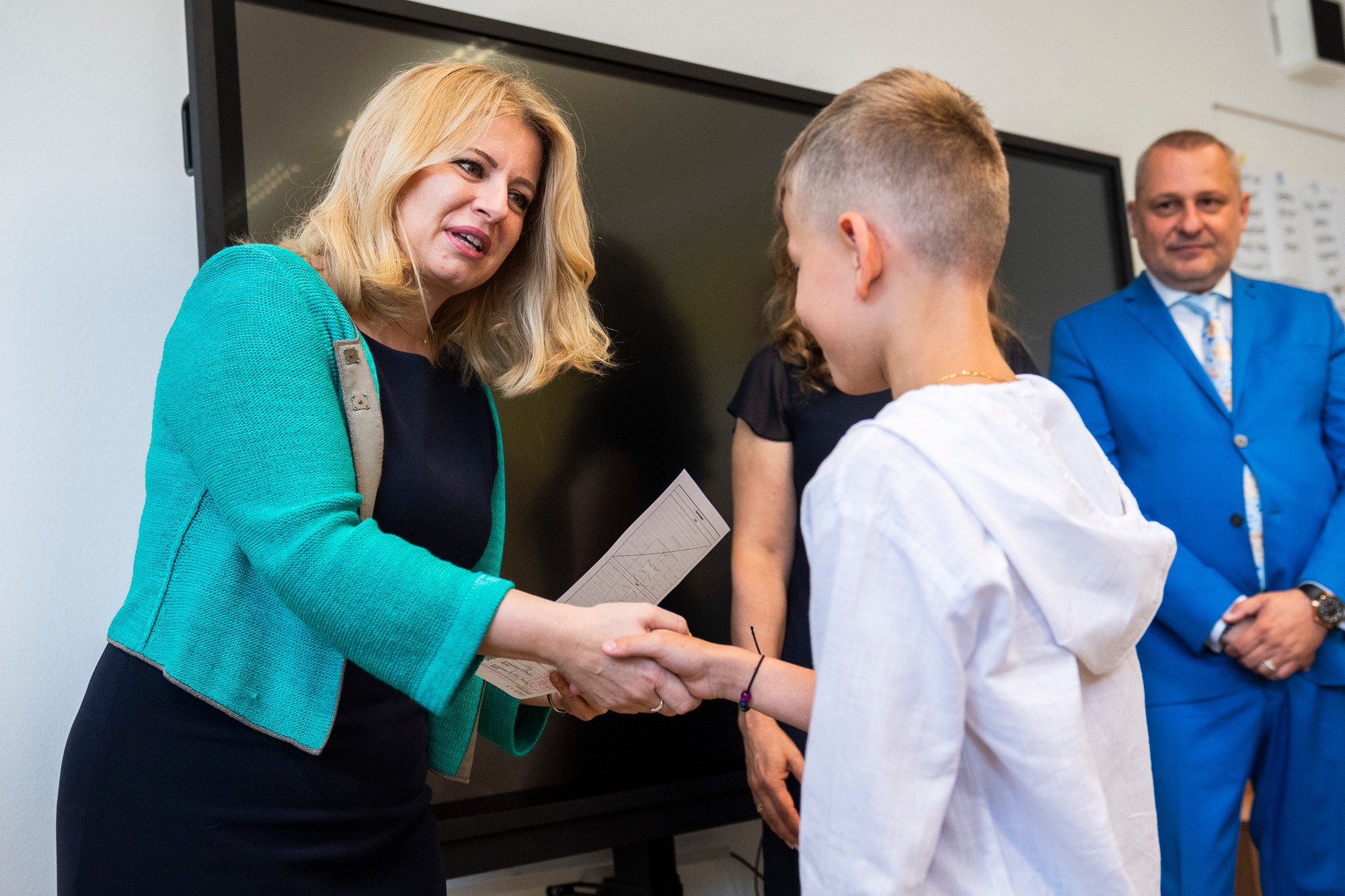Prezidentka SR Zuzana Čaputová odovzdala koncoročné vysvedčenia žiakom na ZŠ na Železničnej ulici v Bratislave.