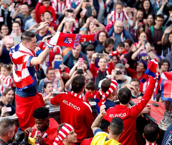 Piłkarze Atletico razem z kibicami świętowali swój sukces na ulicach Madrytu