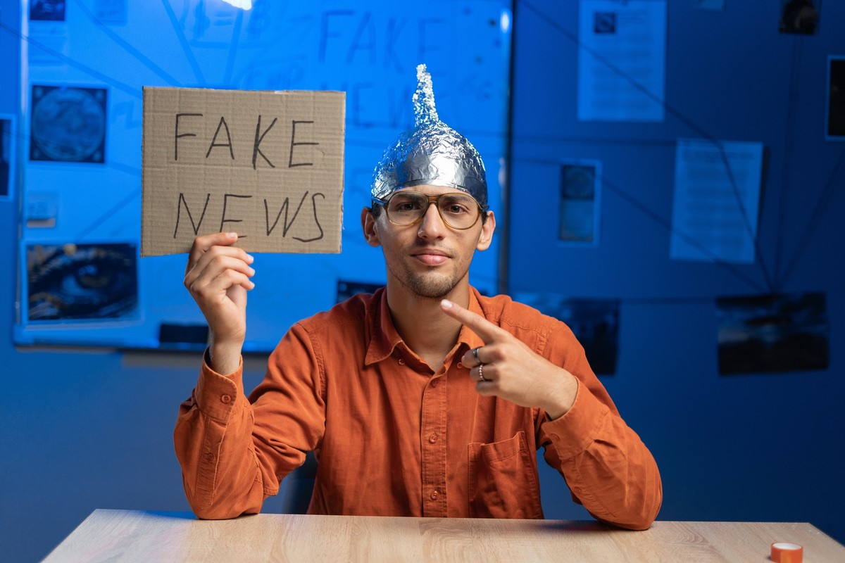 teorie spiskowe, fake news, konspiracja