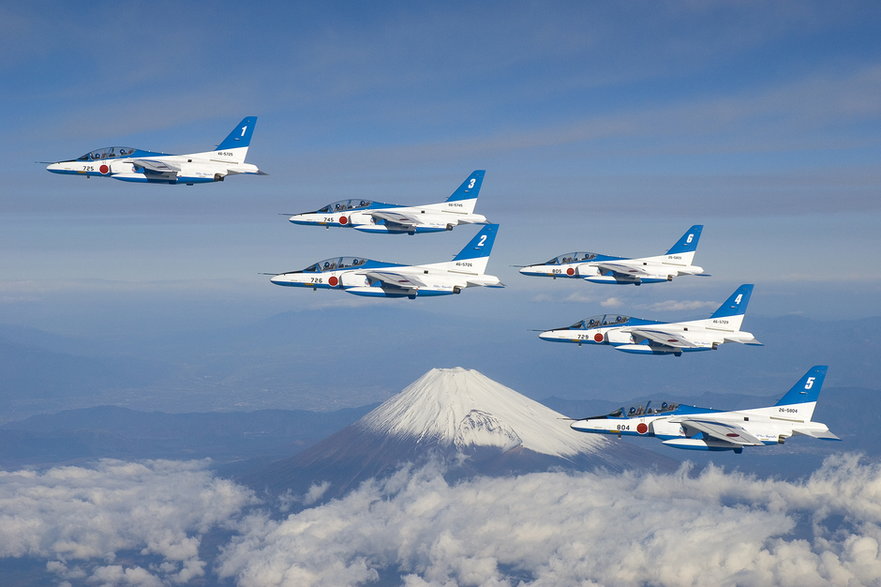 Samolot T-4 od 1995 roku jest wykorzystywany przez popularną grupę akrobacyjną Blue Impulse