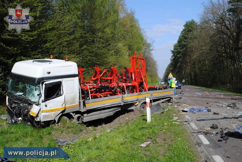 Horror na drodze! Osobówka rozbiła się o dwa tiry