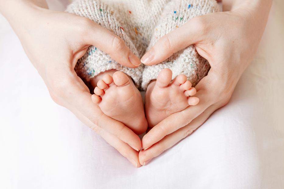 Itt a csodálatos videó, ahogy édesen pihen anyukája mellkasán: Záven és Zente az év első babái     fotó: Getty Images
