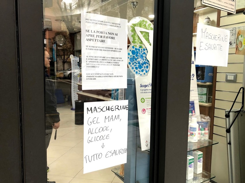 Apoteka: nemamo maska, gel za ruke, alkohol. Ako impate simptome, kucnite i poslužićemo vas preko šaltera.