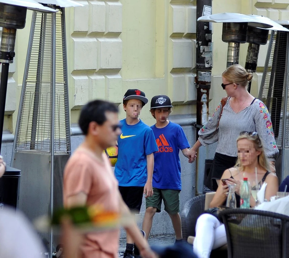 Deca sa dadiljom krenula u šetnju