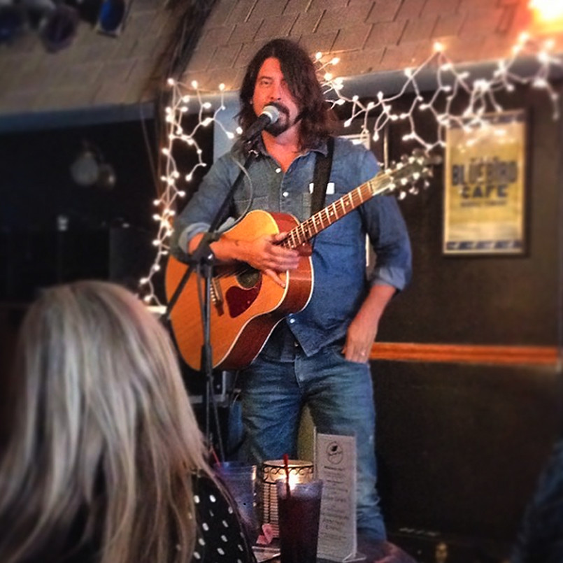 – Nazywam się Dave Grohl, jestem perkusistą, mój występ może być do bani – mówi na powitanie ubrany w jeansowe spodnie i koszulę Grohl z przewieszoną przez ramię gitarą akustyczną. Stoi na małej scenie przed kilkudziesięcioma bywalcami w kawiarni Bluebird, słynnym miejscu spotkań muzyków w Nashville. Taką scenę można znaleźć w trzecim odcinku serialu "Sonic Highways" pokazywanym w Stanach na kanale HBO. To zapis wyprawy zespołu Grohla Foo Fighters do ośmiu amerykańskich miast, by w każdym z nich nagrać jedną z piosenek na ich najnowszą płytę. W tych miastach spotykają się z miejscowymi muzykami i producentami, by opowiedzieli o jego muzycznej historii. Dave jest tutaj przewodnikiem, głównym prowadzącym, który przepytuje bohaterów, przy okazji opowiadając o sobie. Odwiedza też kultowe miejsca, jak właśnie wspomniane Bluebird Cafe i stara się zaprzyjaźnić z ich bywalcami, przy okazji udowadniając, że nie brakuje mu poczucia humoru i dystansu do siebie. Do tej pory premierę miały cztery odcinki, dzisiaj (14.11) pokazany zostanie piąty