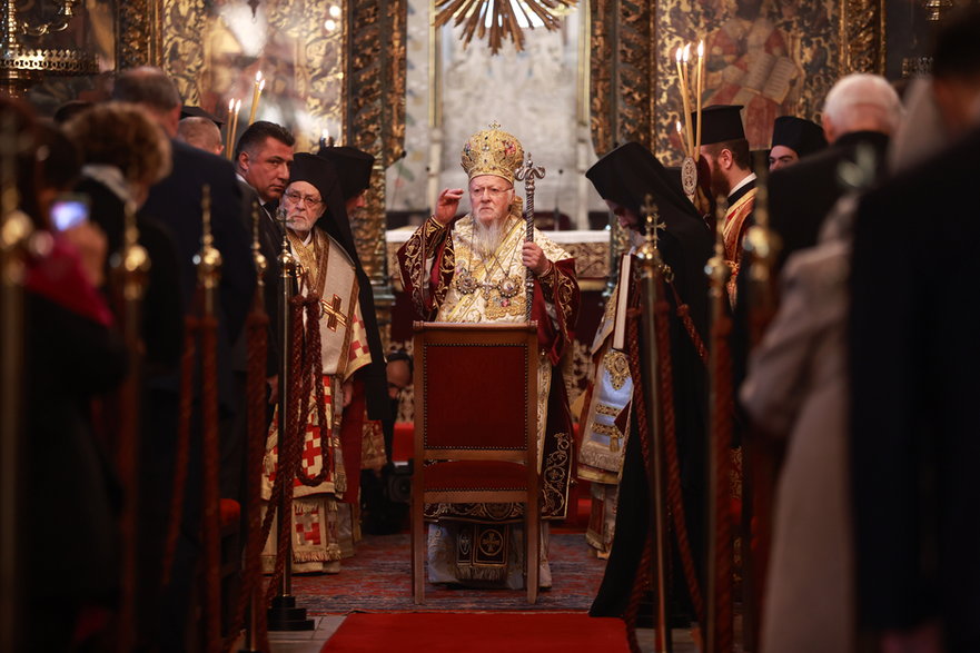 Patriarcha Bartłomiej I prowadzący mszę świąteczną w Stambule, 25 grudnia 2022 r.