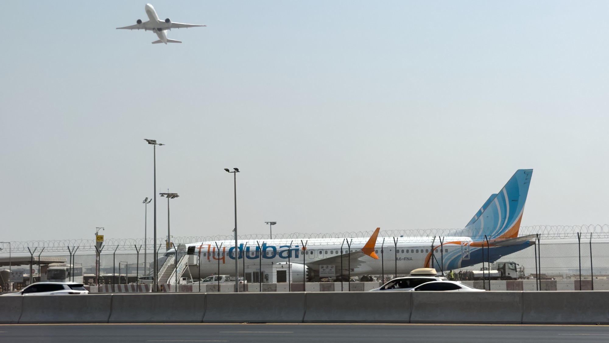 Lietadlo spoločnosti Flydubai na medzinárodnom letisku v Dubaji v stredu 30. septembra 2026.